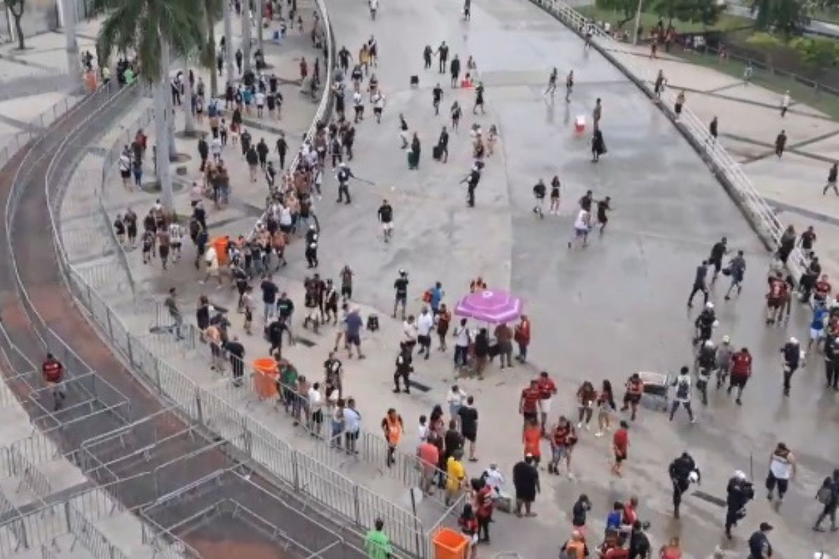 AÍ NAO GALERA! TORCEDORES DE VASCO E FLAMENGO BRIGAM NOS ARREDORES DO MARACANÃ